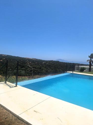 Enorme terraza con vistas al estrecho