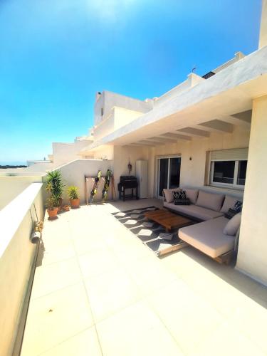 Enorme terraza con vistas al estrecho
