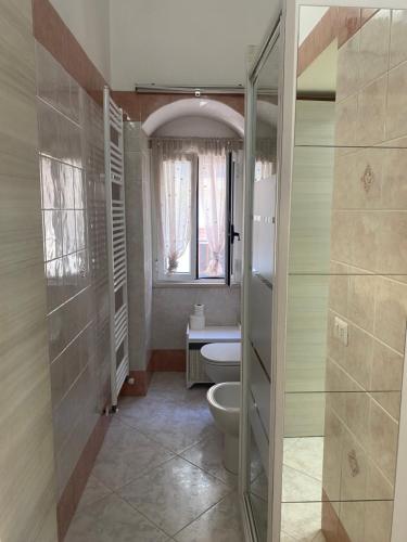 un baño con inodoro y lavabo en casa sui sassi A, en Matera
