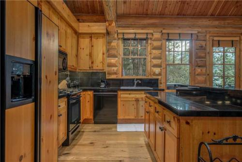 Η κουζίνα ή μικρή κουζίνα στο RMR: Granite Ridge Cabin 7586 in Teton Village