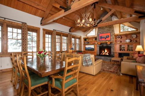 Ruang duduk di RMR: Granite Ridge Homestead 3070 in Teton Village