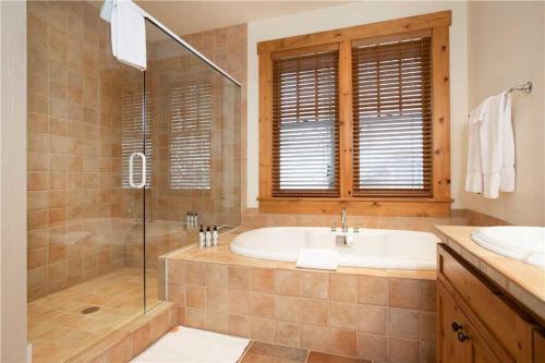Bilik mandi di RMR: Granite Ridge Homestead 3070 in Teton Village