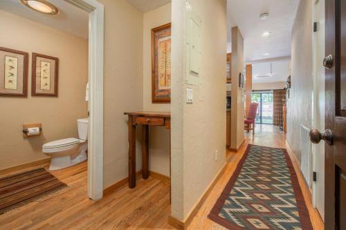 Ένα μπάνιο στο RMR: Cinquefoil 1614 Condo in The AspensWilsonWY