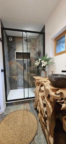 Coin salon dans l'établissement Samadhi - gîte avec jardin, SPA, clim, parking privé