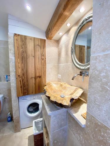 Ένα μπάνιο στο Tiny house Jas de Sorbiers
