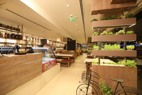 ドバイにあるPearl Marina Hotel Apartmentsの壁に植物を植えたレストラン