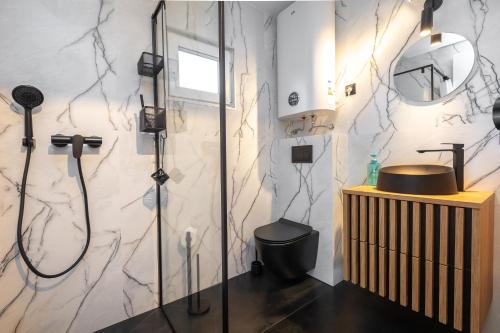 a bathroom with a sink and a shower at KJM - Leśna Przystań in Myślęcin