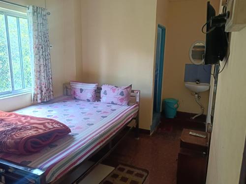 Postel nebo postele na pokoji v ubytování Ma manasha lodge