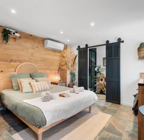 Postel nebo postele na pokoji v ubytování Samadhi - gîte avec jardin, SPA, clim, parking privé