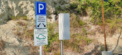 two street signs on the side of a mountain at Seoski Turizam Feniks apartman Davidovi Psalmi in Kosjerić