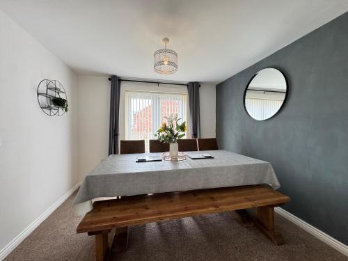 Postel nebo postele na pokoji v ubytování Chester House, Comfortable detached family home