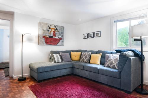a living room with a blue couch and a red rug at RMR: Tensleep B4 Condo in Teton Village in Teton Village