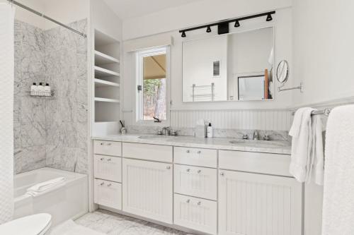 Koupelna v ubytování RMR: Bridger Chalet House in Teton Village