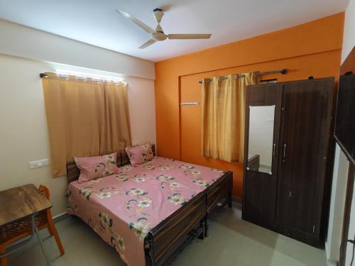 Ένα ή περισσότερα κρεβάτια σε δωμάτιο στο Studio rooms with attached washroom