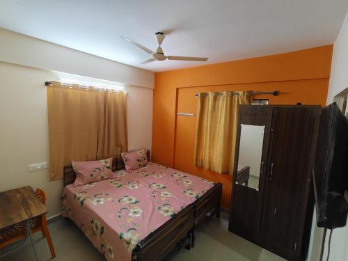 Ένα ή περισσότερα κρεβάτια σε δωμάτιο στο Studio rooms with attached washroom