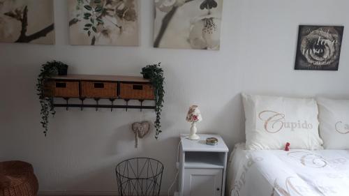 a bedroom with a bed and a table and a shelf at Liefdevol chalet aan het meer in Suameer