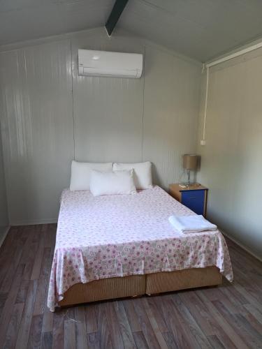 a bedroom with a bed with a pink and white blanket at Rose Apart in Sarigerme