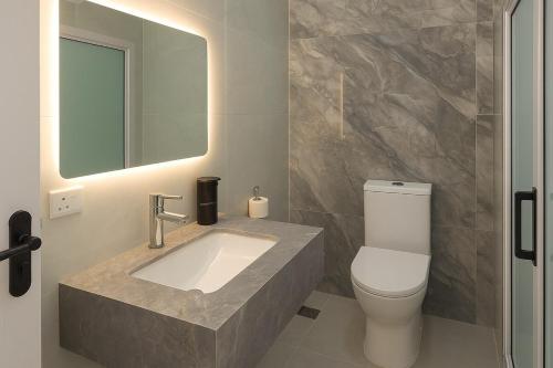 Koupelna v ubytování Gracious Haven - Fully Equipped Rooftop with private terrace house in Saint-Pierre, Moka