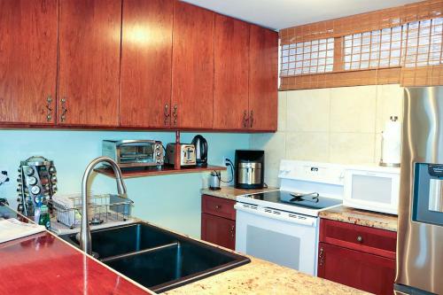 Haleakala Shores A-308 - Ocean/Mountain Views, Stylish 2br/2ba, Lanai, AC, Wi-Fi photo 3