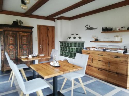 A kitchen or kitchenette at Gästehaus Pürstl-Kocher