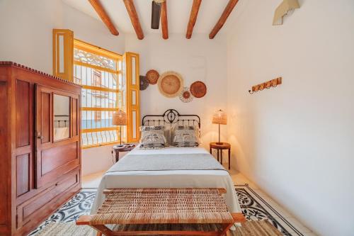 a bedroom with a bed and a large window at Hotel Fundadores en Cauca Viejo Fundadores in Jericó