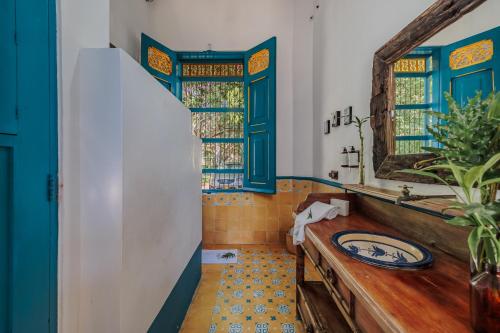 a bathroom with a sink and a mirror at Hotel Fundadores en Cauca Viejo Fundadores in Jericó