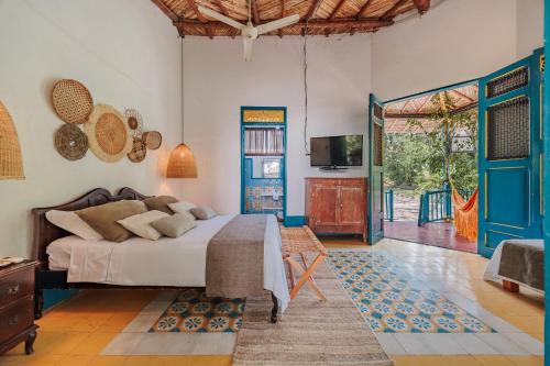 a bedroom with a bed and a door with a tv at Hotel Fundadores en Cauca Viejo Fundadores in Jericó