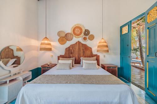 a bedroom with a large bed with blue doors at Hotel Fundadores en Cauca Viejo Fundadores in Jericó