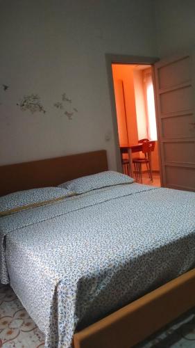 カステッランマーレ・ディ・スタービアにあるCasa Vacanze Tondo Tondoの青い毛布が掛けられたベッドのある寝室