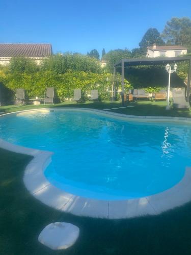 - une vue sur la grande piscine bleue dans l'établissement 3 Pièces climatisé en rez de jardin avec piscine, à Villeneuve-Loubet