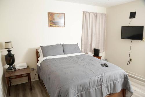 Ένα ή περισσότερα κρεβάτια σε δωμάτιο στο The Newly Renovated Vintage Home