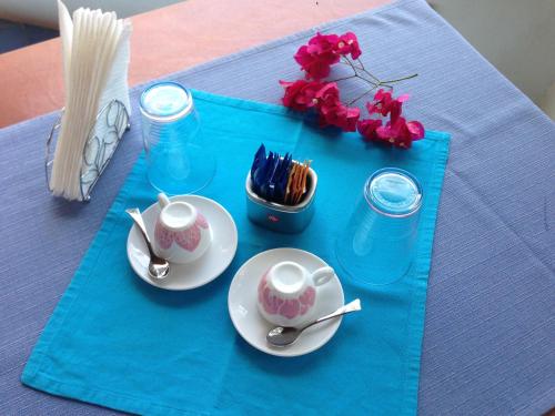Set per la preparazione di tè e caffè presso Oltremare Residence Hotel