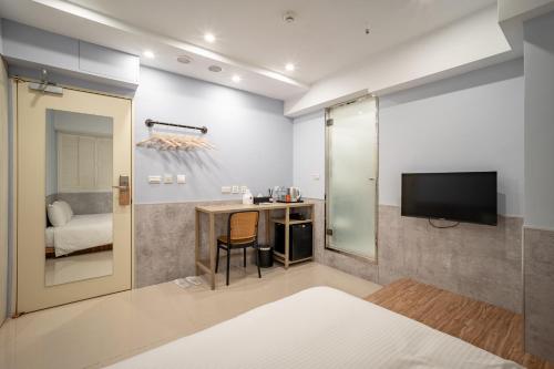 Televiisor ja/või meelelahutuskeskus majutusasutuses 慶爾喜旅館長沙館Cheers Loft Self Check-in Hotel