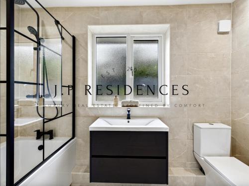 Ένα μπάνιο στο Norman House at JP Residences