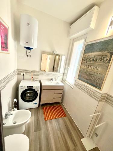 a bathroom with a washer and dryer in it at Alloggio Primavera Matilde in Terni