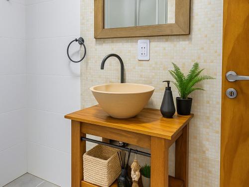 een badkamer met een wastafel op een houten tafel bij Posada El Alamo Mendoza in Mendoza