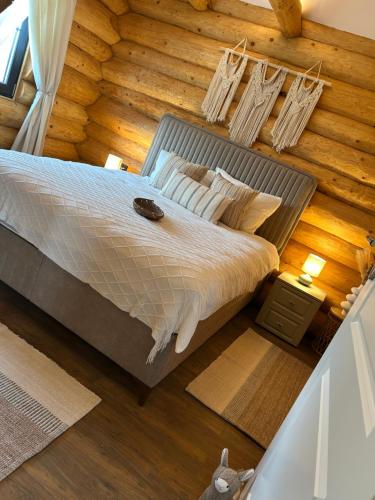 Draufsicht auf ein Bett in einem Zimmer in der Unterkunft Sub Stele Chalets in Holbav