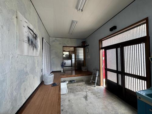 una camera con corridoio e porta e una camera con di 海と西一棟貸し宿 a Saitsuno