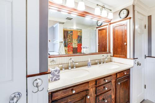 ManchesterにあるWalk to the T North Shore Retreat Near Salem Fun!の洗面台と鏡のあるバスルーム