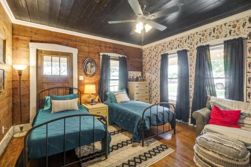 a bedroom with two beds and a couch at 1925 Craftsman Bungalow - 1 Mi to Dtwn Waxahachie! in Waxahachie