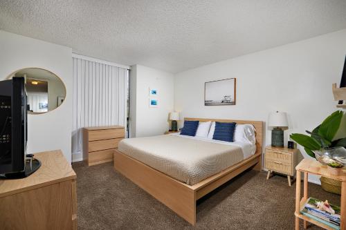 una camera da letto con un letto e una TV di Oceanside Beach Condos a Oceanside
