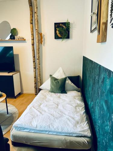 a bed in a room with a blue couch at Ferienwohnung Seelenliebe in Kevelaer