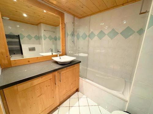 Ένα μπάνιο στο Bel Appartement 6 Pers. Ski aux Pieds, 1ère Ét. Terrasse 83m², Parking, Wifi, St Martin de Belleville - FR-1-452-194