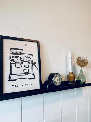 a picture of a stove on a shelf in a kitchen at Ferienwohnung Seelenliebe in Kevelaer