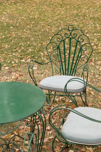 a green table and a chair and a table and a table at Lujan De Cuyo B&B in Ciudad Lujan de Cuyo
