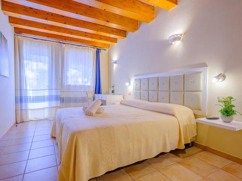 サンタ・マリア・ラ・パルマにあるVilla Barbarina Nature Resortの部屋の中に大きなベッドがある寝室