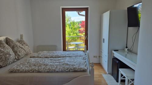 Televisyen dan/atau pusat hiburan di SBE Rooms - Near Salzburg And Lakes