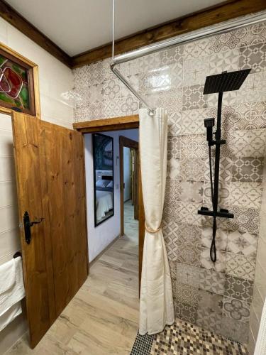 a bathroom with a shower with a shower curtain at Casa Los Templarios, cerca de Puy du fou in Burujón