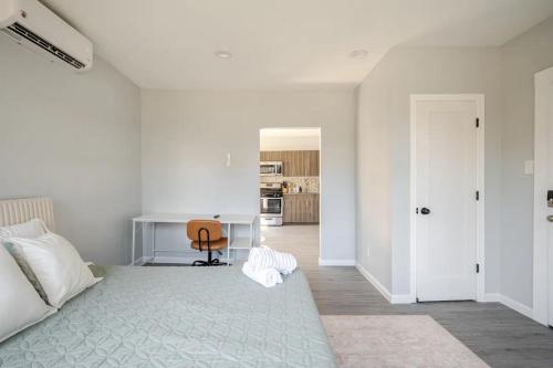 Ένα ή περισσότερα κρεβάτια σε δωμάτιο στο Modern Apartment in Black Rock-