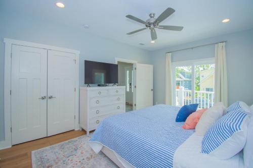 Ένα ή περισσότερα κρεβάτια σε δωμάτιο στο 4 Bed and 5 Bath Fripp Island Rental on Davis Love